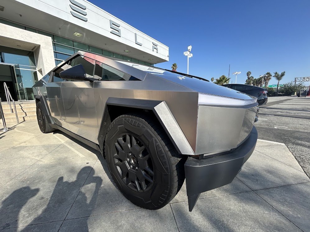 Teslaの販売店でテスラ車のトラック「Cyber Truck」を見学しました
